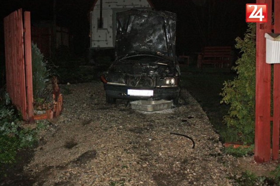 Ilustračný obrázok k článku Hasiči museli zasahovať vo Vraní: Požiar zasiahol celú garáž aj dve autá!